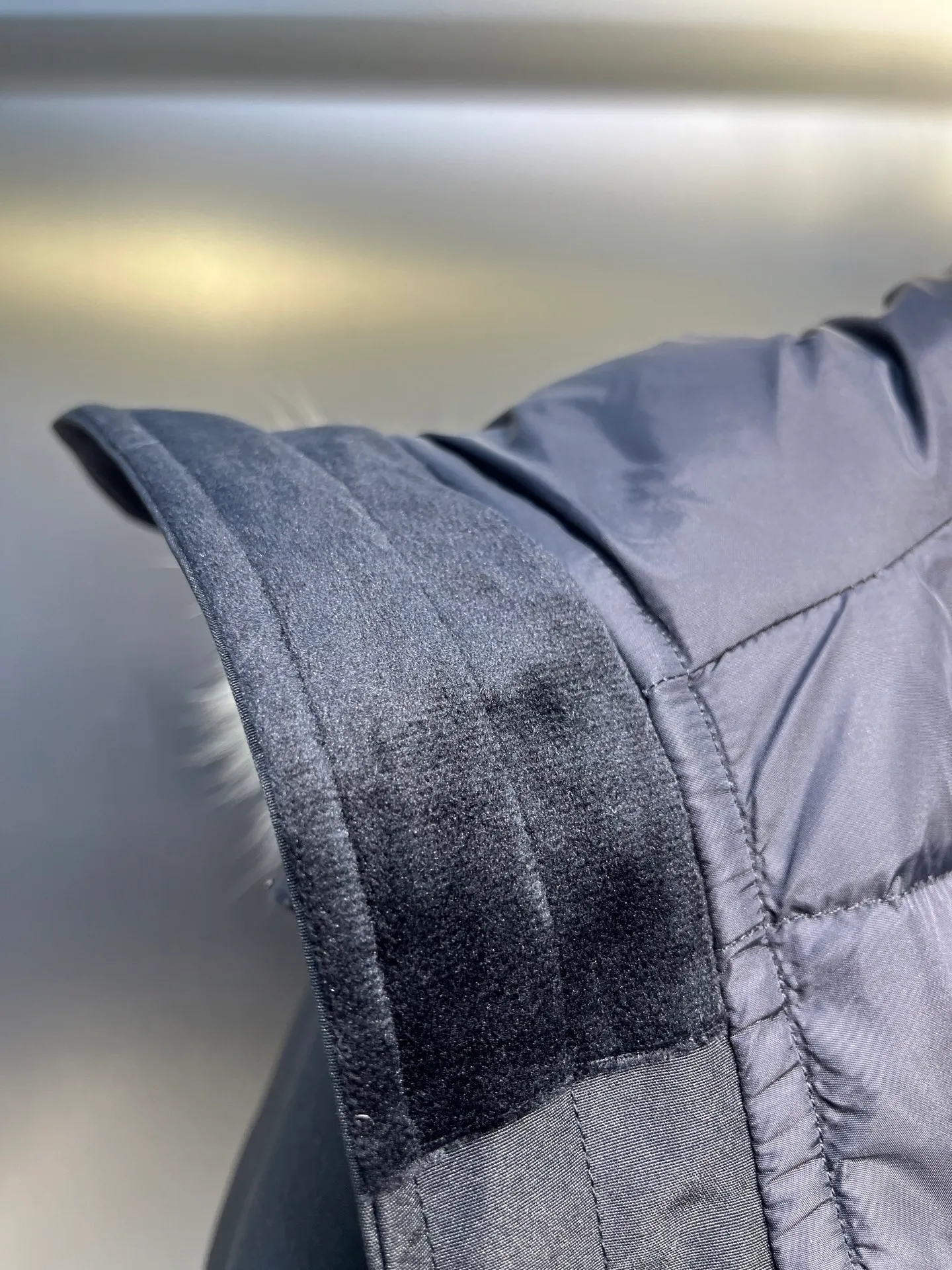 P840 𝘾𝘼𝙉𝘼𝘿𝘼 𝙂𝙊𝙊𝙎𝙀Big Goose 13# The design of Big Goose 13 is simple and elegant, a little longer than the 08 model, more suitable for men and suitable for business people. This down jacket is popular for its simple design, which is not only practical but also has a certain sense of fashion. In terms of applicability, the Daye 13 model provides good thermal insulation performance. Its thermal insulation coefficient is level 5, which can provide enough warmth and is suitable for wearing in cold environments. In addition, the Daye 13 model also has a high cost performance. Compared with other models, it provides a better balance between price and performance, making it more competitive in the market.  size：xs-xxl